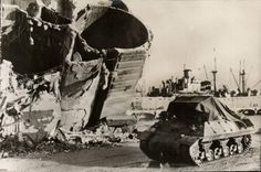 CPM Militaria De Tunis a Sienne Ce char francais vient de debarquer a Naples et gagne son cantonnement