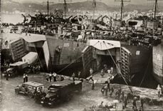 Modern Postcard Militaria Of Tunis has His French the Expedtionnaire Body unloads has Naples CEF Red Cross