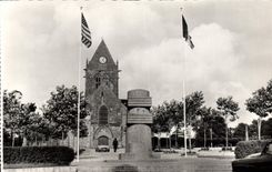 CPM Militaria Ste Mere Eglise Place du 6 juin Eglise Monument commemorant la liberation