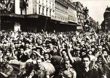 CPM Militaria La foule acclamant le General de Gaulle place de l'Hotel de Ville Paris