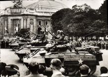 CPM Militaria Passage des blindes americains devant le Grand Palais Paris