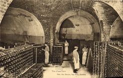 CPA Folklore Vin Vendange Champagne Moet & Chandon Vue d'une cave