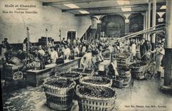 CPA Folklore Vin Vendange Champagne Moet & Chandon mise des vins en bouteilles