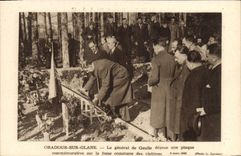 CPM Militaria Oradour sur Glane Le Generale de Gaulle depose une plaque commemorative sur la fosse commune des victimes