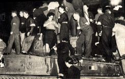 Modern Postcard Militaria Nuit of August 24th the first Leclerc tank arrives has the Town hall Paris