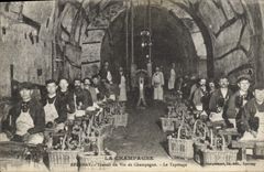 CPA Folklore Vin Vendange Champagne Epernay Travail du vin Le tapoitage 