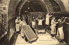 CPA Folklore Vin Vendange Champagne Moet & Chandon Rangement des vins en bouteilles