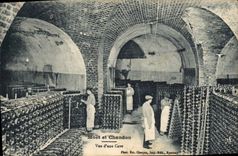 CPA Folklore Vin Vendange Champagne Moet & Chandon Vue d'une cave