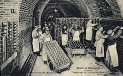 CPA Folklore Vin Vendange Champagne Moet & Chandon Rangement des vins en bouteilles