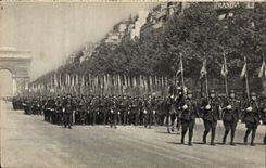 Vintage Postcard Militaria Revue of July 14th the hunters touches bottom Paris Triumphal arch