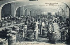 Postal Folclore Vino Viñedo Vendimias Champaña Moet y Chandon Preparación del Barril para las vendimias