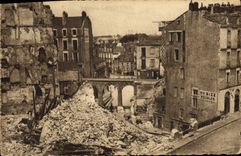 Modern Postcard Militaria Nantes after the bombardments the Street of the Arch Cig towards the Sauvetout bridge