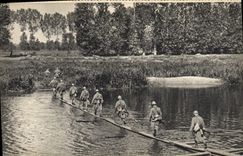 Modern Postcard Militaria light Footbridge of infantry