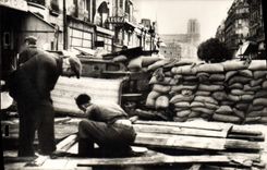 Modern Postcard Militaria a barricade with the accesses of the Prefecture
