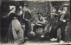 CPA Folklore Auvergne La Bourree 