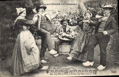CPA Folklore Auvergne La Bourree 