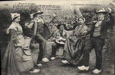 CPA Folklore Auvergne La Bourree 