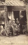 CPA Folklore Auvergne Au seuil du logis Fileuse 