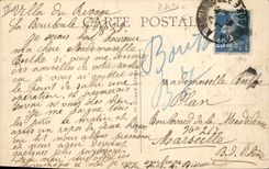 CPA Folklore Auvergne Au seuil du logis Fileuse 