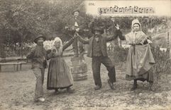 CPA Folklore Auvergne La Bourree 