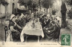 CPA Folklore Auvergne Un repas de noce Mariage 