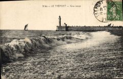 CPA Phare Le Treport Gros temps