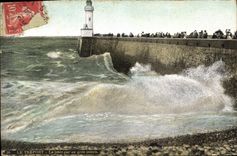 CPA Phare Le Treport La jetee par gros temps
