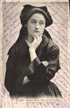 CPA Folklore Pensive jeune fille de l'Ile de Sein 