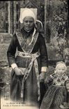 CPA Folklore Retour de la messe Femme et enfant de Plougastel
