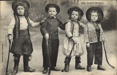 CPA Folklore Jeunes bretons Enfants