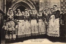 CPA Folklore Apres la procession A la sortie de l'eglise Femmes