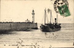 CPA Phare Le Treport Vapeur entrant au port Bateau