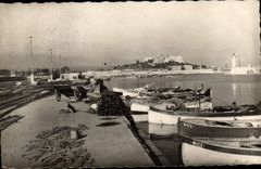 CPM Phare Antibes Le port Bateaux