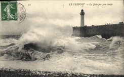 CPA Phare Le Treport La jetee par gros temps