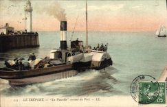 CPA Phare Le Treport La Picardie sortant du port Bateau