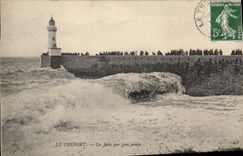 CPA Phare Le Treport La jetee par gros temps