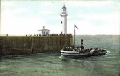 CPA Phare Le Treport Rentree de la Mouche Bateau