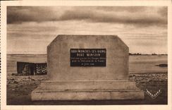 CPM Militaria Arromanches les Bains Le port de la Liberation Monument commemoratif provisoire 