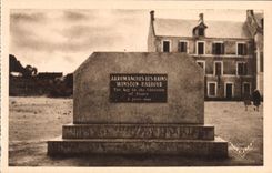 CPM Militaria Arromanches les Bains Le port de la Liberation Monument commemoratif provisoire