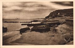 CPM Militaria Arromanches les Bains Le port de la Liberation La grande cale et la Falaise Est