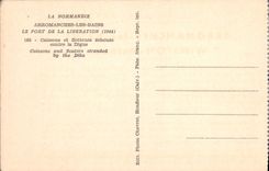 CPM Militaria Arromanches les Bains Le port de la Liberation Caissons et flotteurs echoues contre la digue