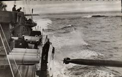 CPM Militaria Bateau Lancement d'une torpille d'un navire Anglais