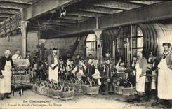 CPA Folklore Vin Vendanges Champagne Travail de vin de Champagne Le tirage