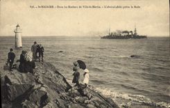 CPA Phare St Nazaire Dans les rochers de Ville es Martin L'Amiral Aube quitte la rade Bateau de guerre