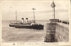 CPA Phare Dieppe La jetee et le steamer Paris arrivant de Newhaven