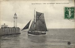 CPA Phare Le Treport Rentree d'un chalutier Bateau de peche