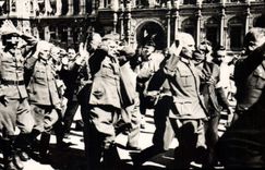 CPA Militaria Paris Officiers allemands faits prisonniers Place de l'Opera diriges vers L'Hotel de Ville