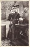 CPA Folklore Jeune fille de Plouescat