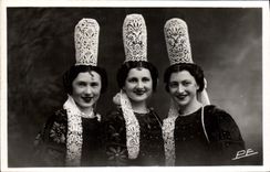 CPA Folklore Joli trio de Bigoudennes