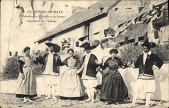 CPA Folklore Bourg de Batz Paludiers et paludieres en bonne disposition de s'amuser